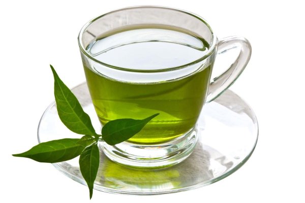 Tipps zum gesunden Abnehmen: Glas mit grünem Tee.