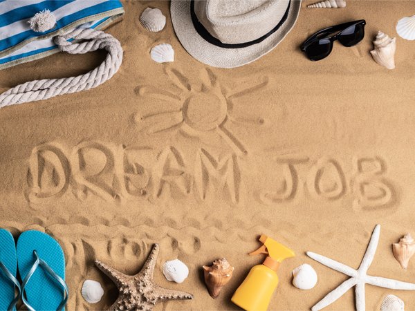 TrendTea als Arbeitgeber: Im Sand gezeichnet "DREAM JOB".