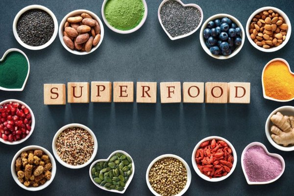 Abbildung von Superfoods mit denen man im Rahmen einer Detox-Kur erfolgreich entgiften kann.