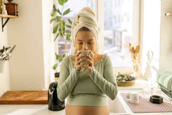 Tee in der Schwangerschaft: Frau die eine Tasse Tee trinkt.