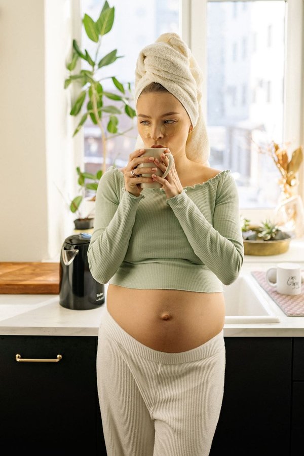 Grüner Tee in der Schwangerschaft: Frau die eine Tasse Tee trinkt.
