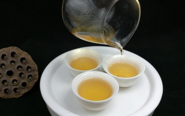 Oalong-Tee: Tassen mit Oolong-Tee zum Abnehmen.