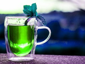 Glas mit grünem Tee.